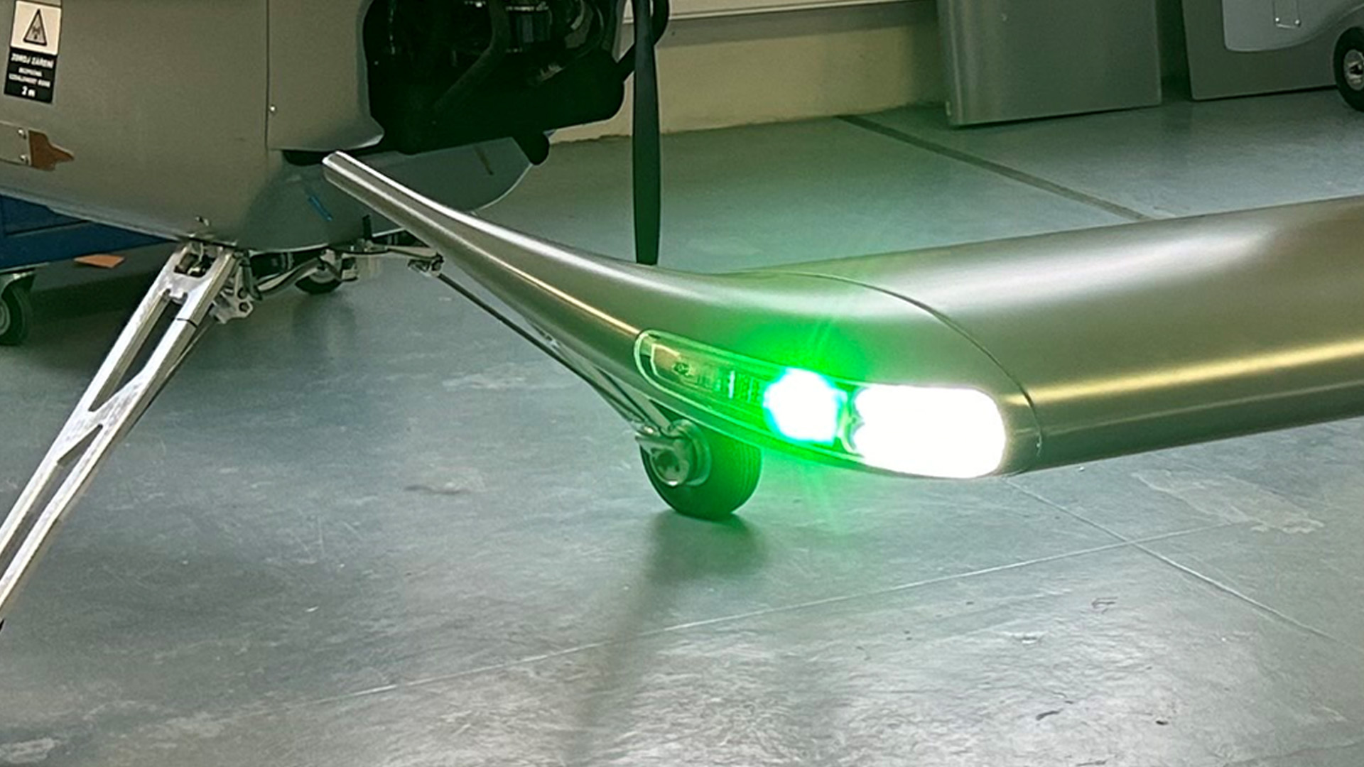 Aveo Conforma wingtip with nav and landing light